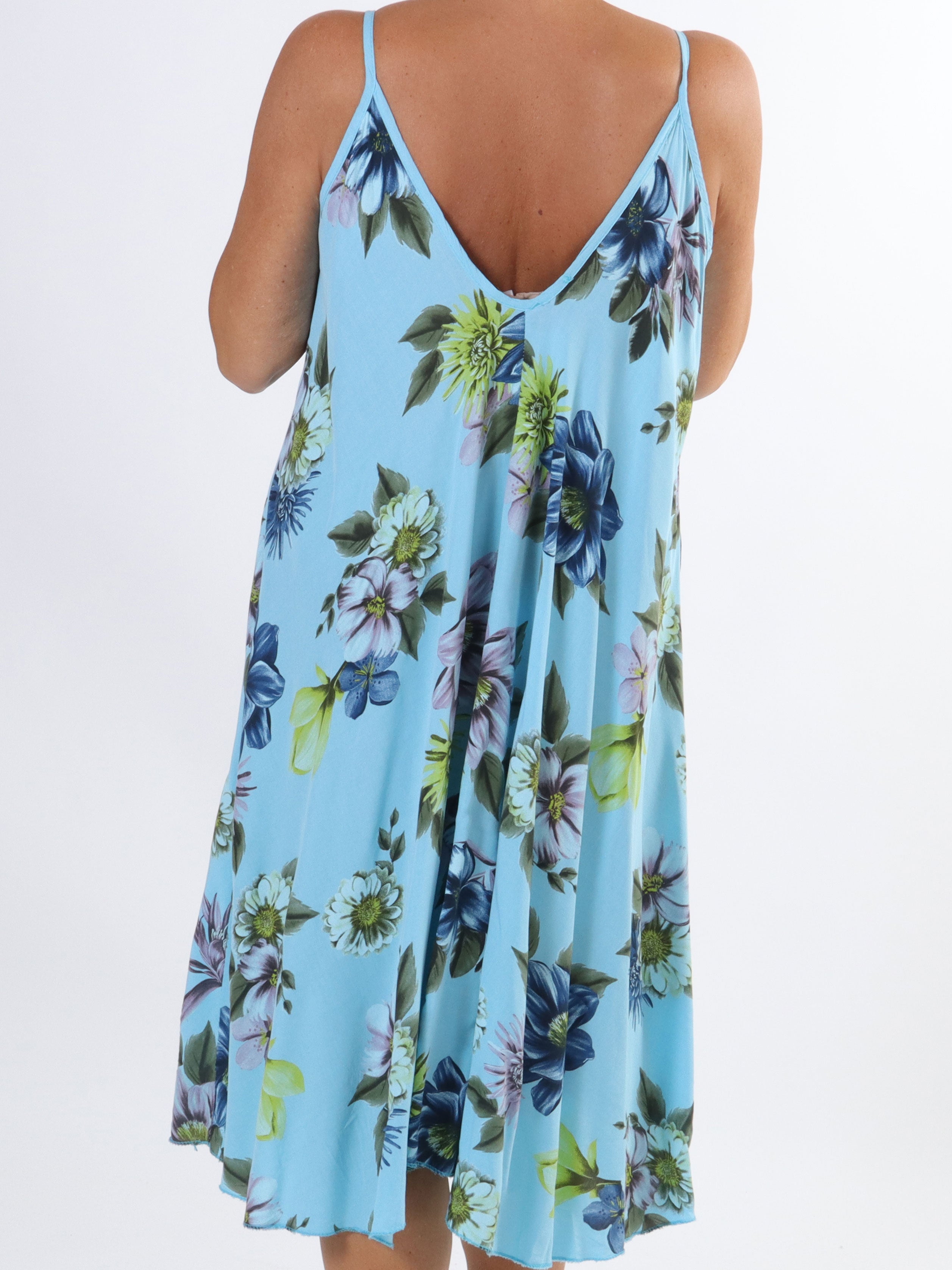 Maddie Flower - Sød plus size stropkjole med blomstermotiver